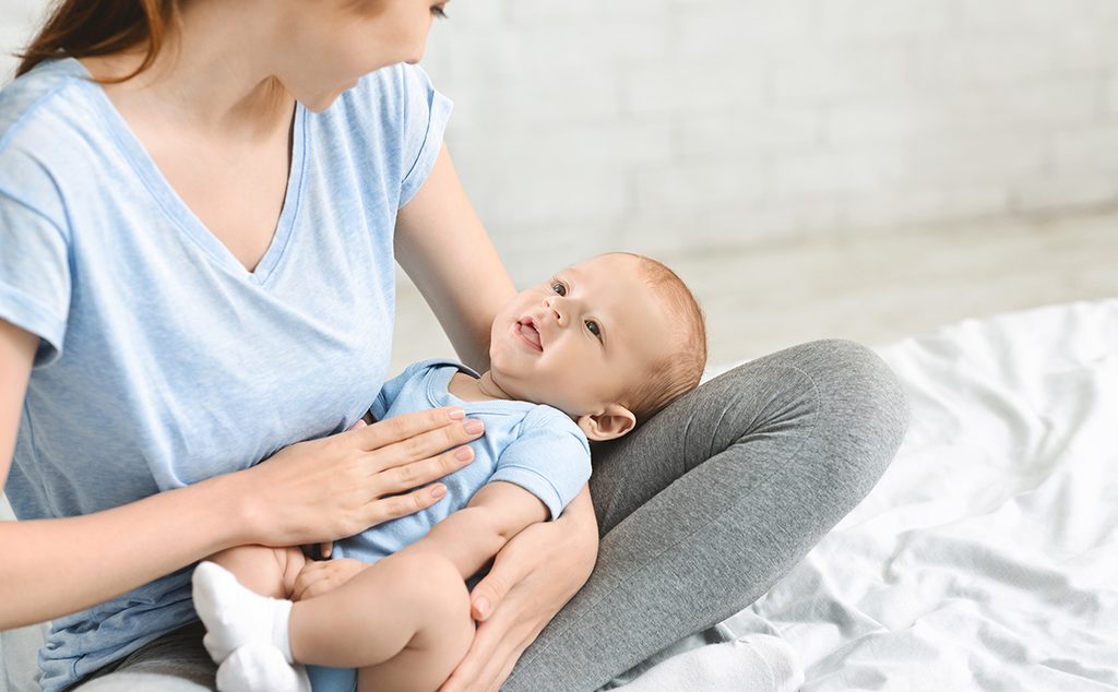 طفل رضيع مرتاح في حضن أمّه