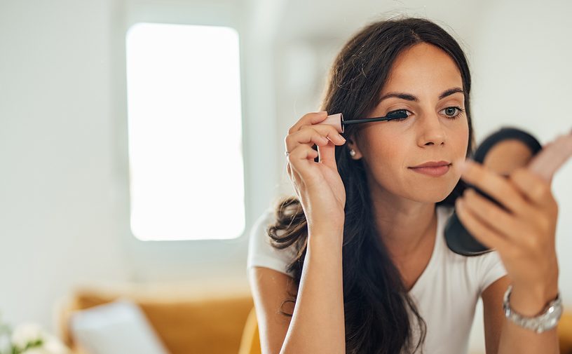 خطوات عمل مكياج الام المنشغلة بخمس دقائق