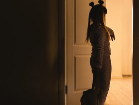 كيف تتعاطين مع طفلك إذا كان يمشي أثناء نومه؟