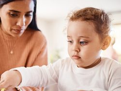 اختبار شخصية: أي أم أنت خلال تدريس أولادك؟