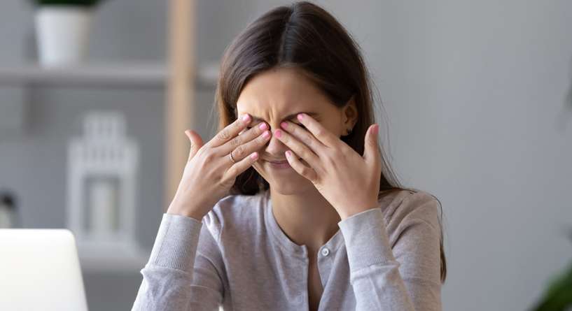 انتبهي لهذه الأمور عن جفاف العين أثناء الحمل