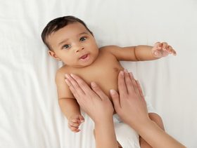 فوائد تدليك الأطفال: متى تبدأين؟