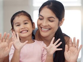 كيف تتغلبين على طقطقة أصابع طفلك؟