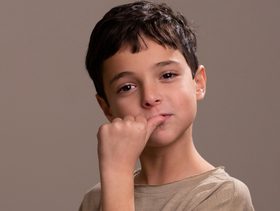 كيف تواجهين عادات طفلك السيئة؟