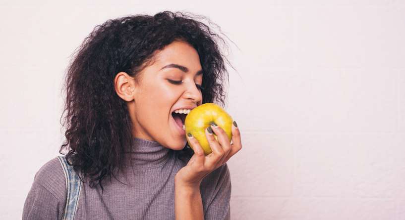 تناول التفاح يحسن الحياة الجنسية للنساء: هل الأمر صحيح؟