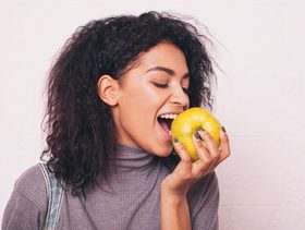 تناول التفاح يحسن الحياة الجنسية للنساء: هل الأمر صحيح؟