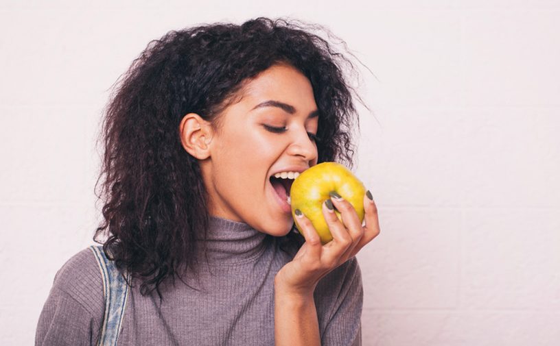 تناول التفاح يحسن الحياة الجنسية للنساء: هل الأمر صحيح؟