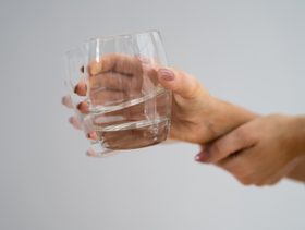 اسباب رجفة اليدين