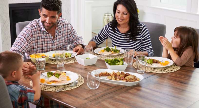 فوائد تناول الطعام مع العائلة مجتمعة