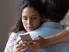 علامات حب المرأة المتزوجة لرجل غير زوجها