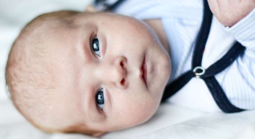 هل يولد جميع الأطفال بعيون زرقاء