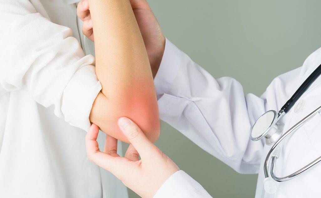 طبيب يكشف على ألم عظام امرأة