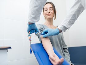 إمرأة تخضع لاختبار الدم