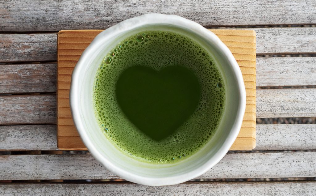 كوب من شاي الماتشا