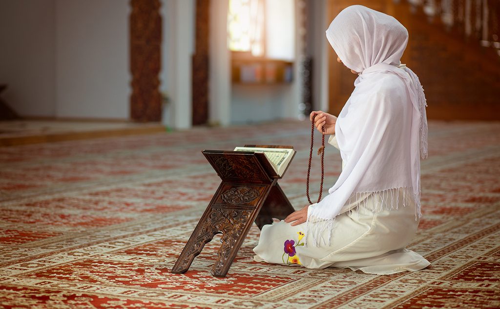إمرأة تصلّي في القرآن