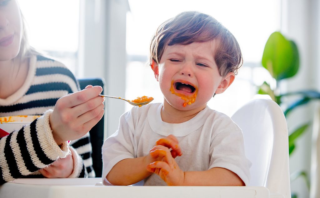 طفل صغير يبكي خلال تناول الطعام