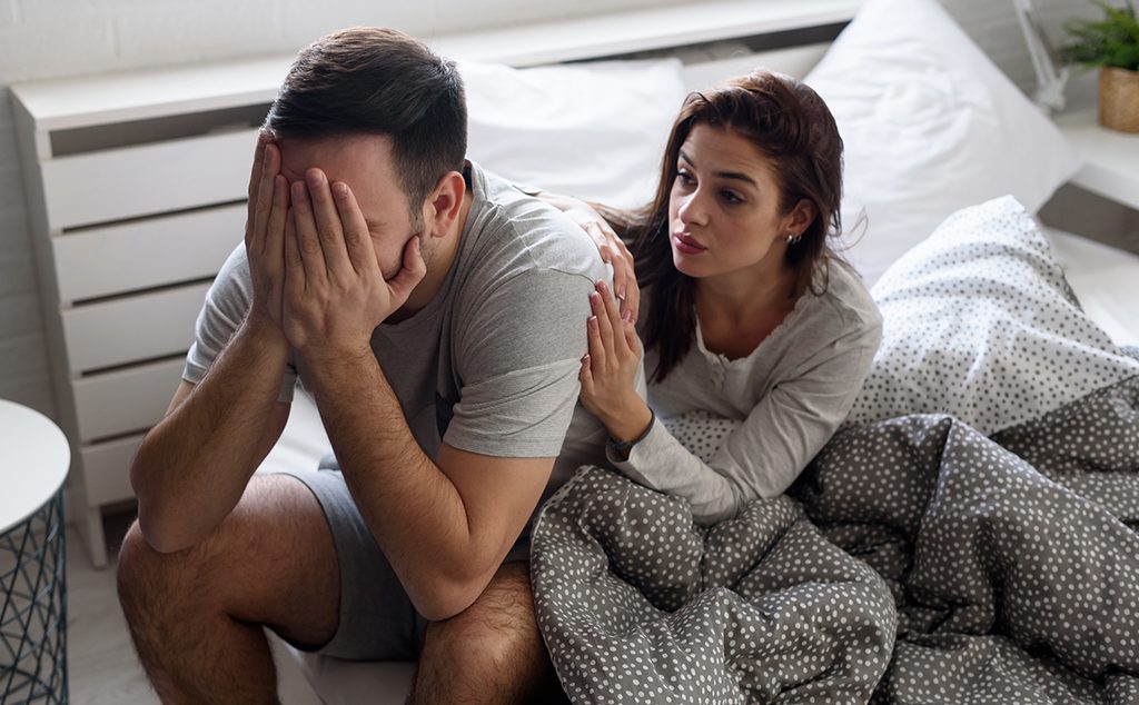 إمرأة تحاول مصالحة زوجها في الفراش