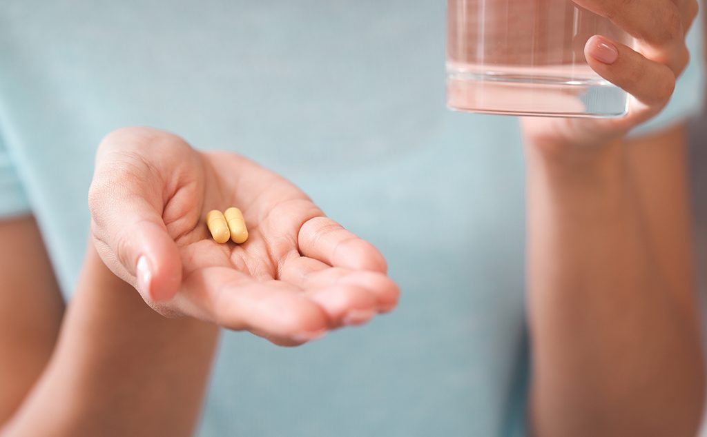 إمرأة تتناول الأدوية