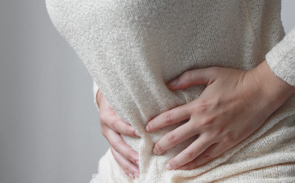 إمرأة تُمسك بأمعائها