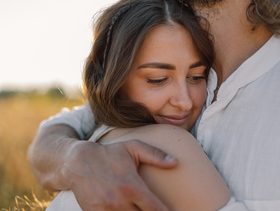 صفات الزوج الذي يحب زوجته