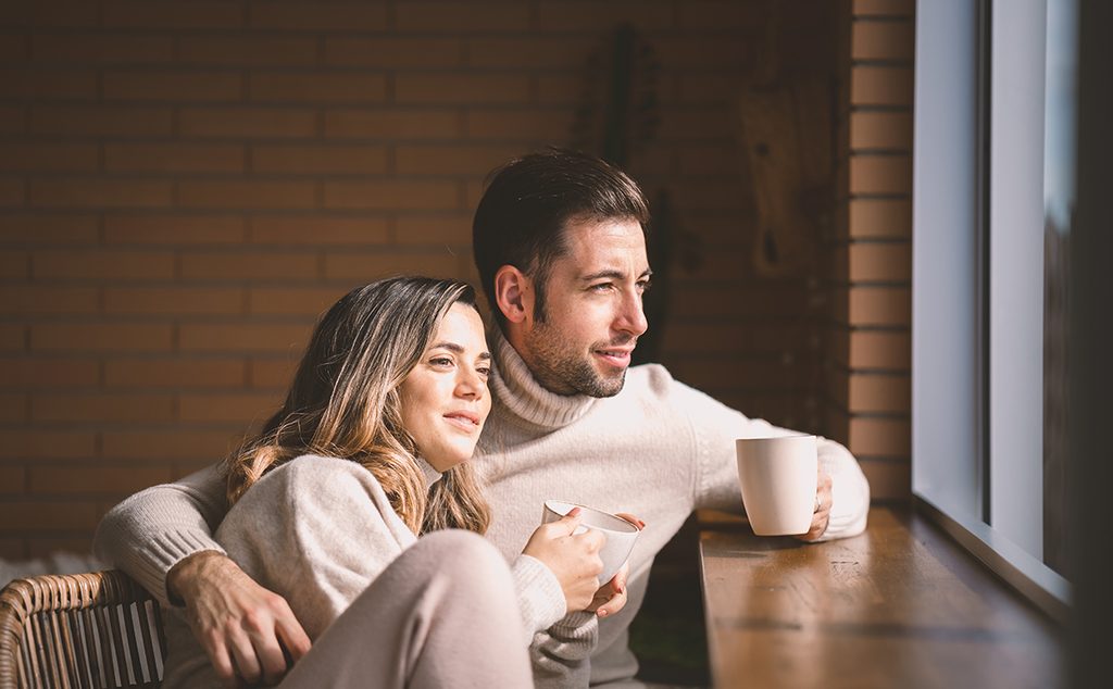 رجل يشرب القهوة مع زوجته