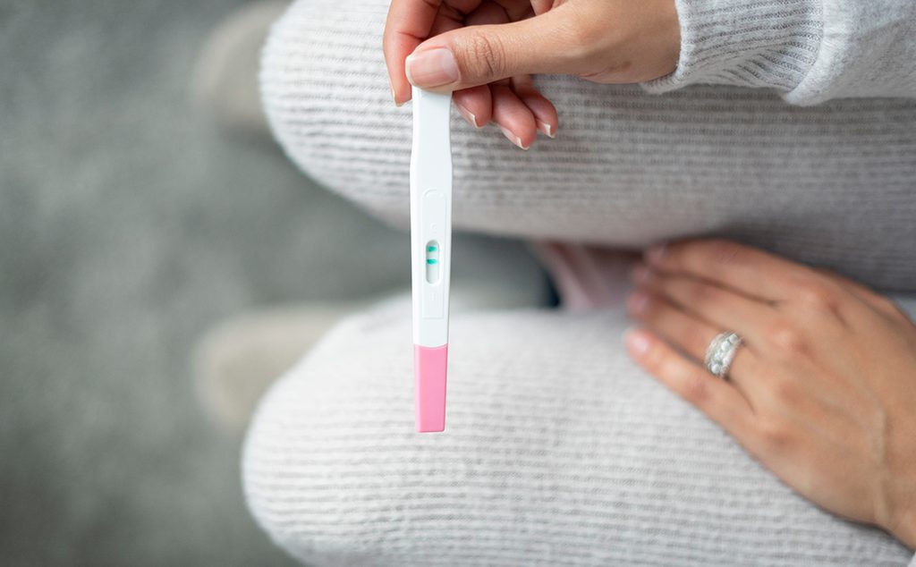 امرأة تعتمد اختبار الحمل المنزلي من خلال الجهاز