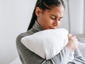 أسباب آلام البطن عند النساء وكيفية تقسيمها