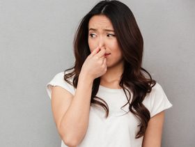 اكتشفي سبب رائحة البول الكريهة عند النساء