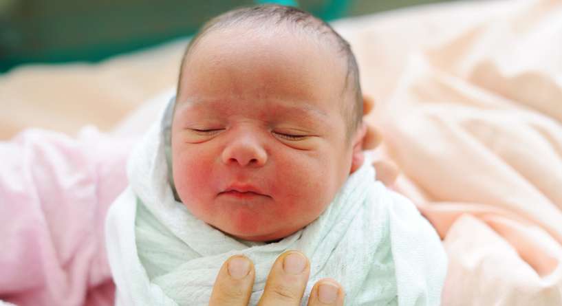 ظهور الناب عند الرضع قبل الأسنان هل هو أمرٌ طبيعي؟