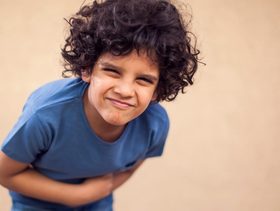 علاج القيء للأطفال: متى عليك زيارة الطبيب؟