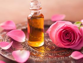 زيت الورد للمنطقة الحساسة فوائد لن تخطر على بالك