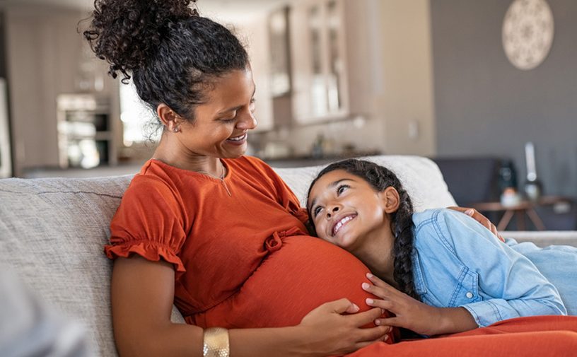 متى تشعر الأم بحركة الجنين وما هي عوامل تحفيزه؟