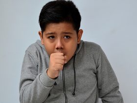 علاج الكحة الناشفة للأطفال وعوارضها الطارئة