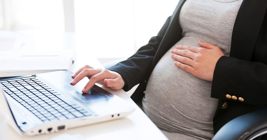 إليك علامات الولادة الشائعة فماذا عند دفع الجنين للأسفل في الشهر التاسع؟