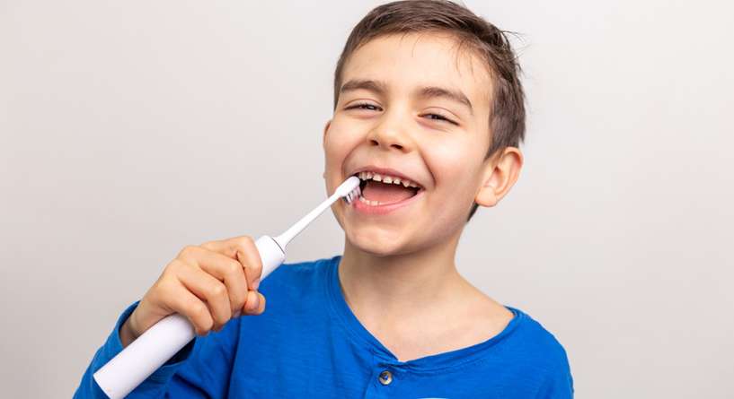 كيفية اختيار فرشاة أسنان كهربائية للأطفال
