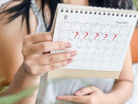 ما سبب تأخر الدورة الشهرية عند البنات؟