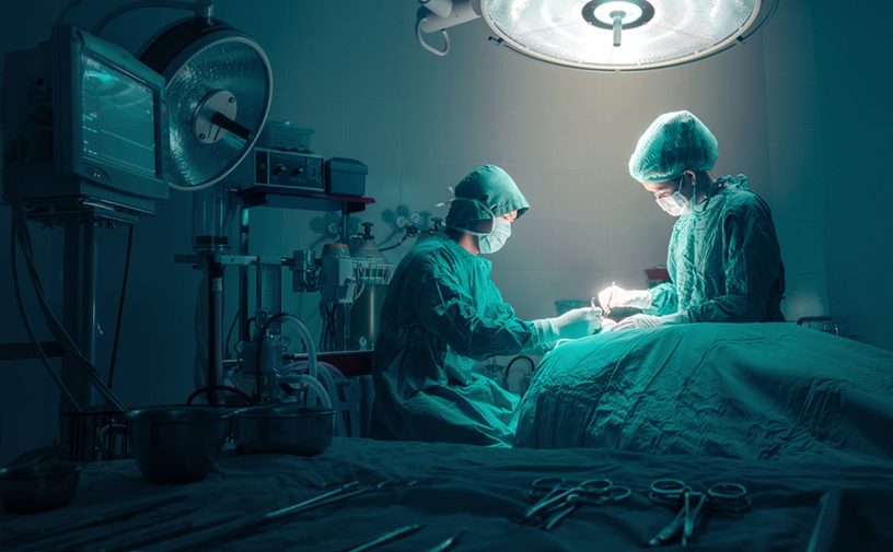 أم بريطانية تحذر من بكتيريا آكلة لحوم بشر كادت تقتلها