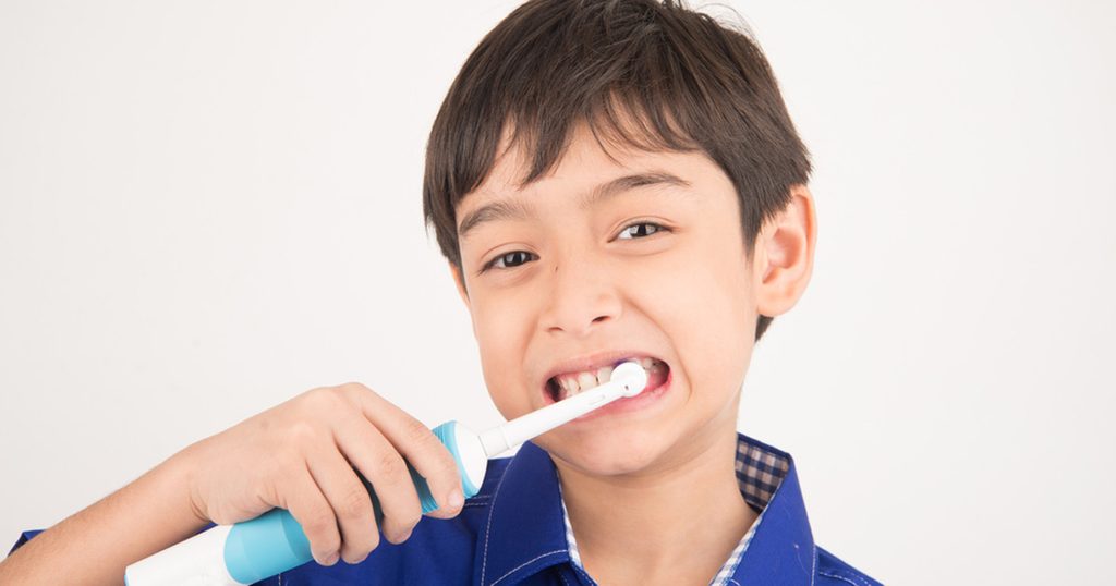 في أي عمر يفضل أن يبدأ طفلك باستخدام فرشاة الأسنان الكهربائية؟