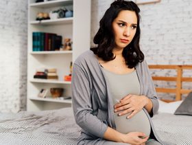 كيف يزول الدم حول كيس الجنين