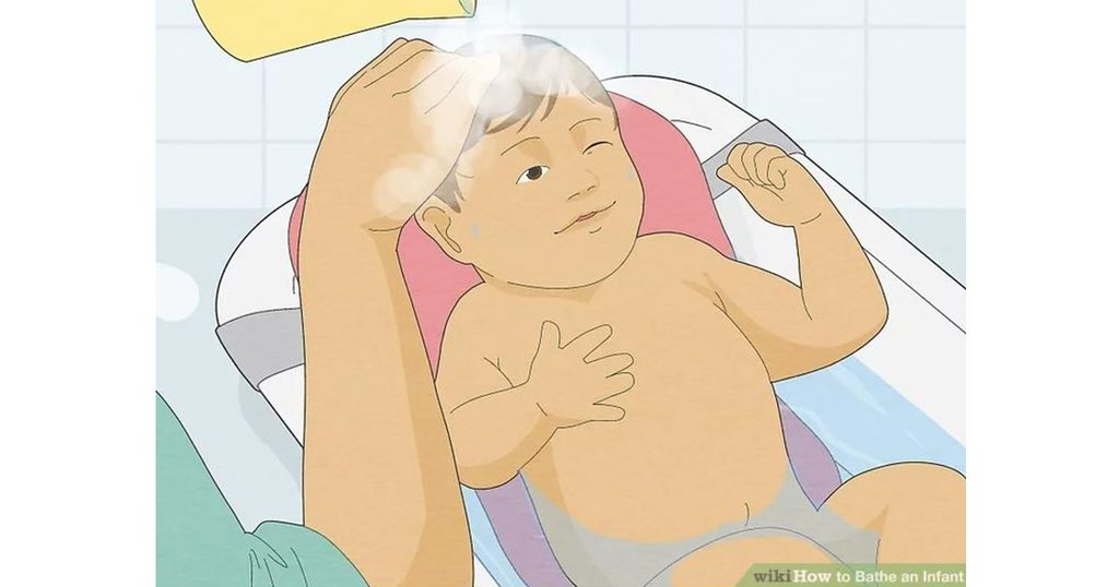 صورة لطريقة غسل شعر الرضيع من موقع WikiHow الإلكتروني