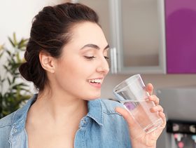 فوائد شرب ماء الورد قبل النوم