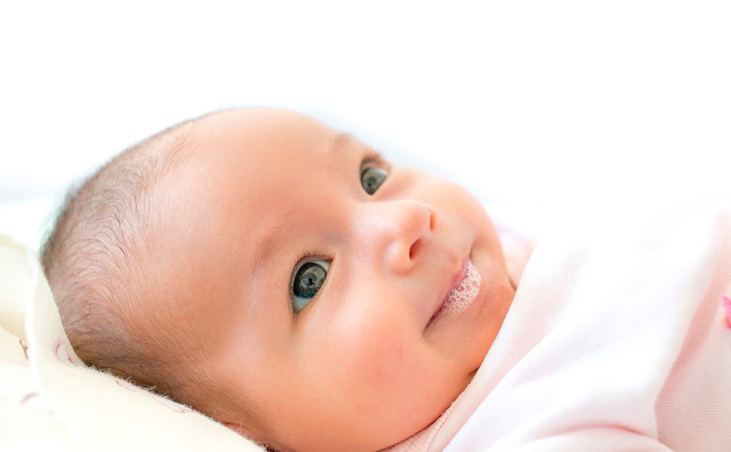 رضيع يخرج اللعاب من فمه