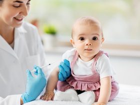 ماهي الحالات التي يمنع فيها تطعيم الطفل