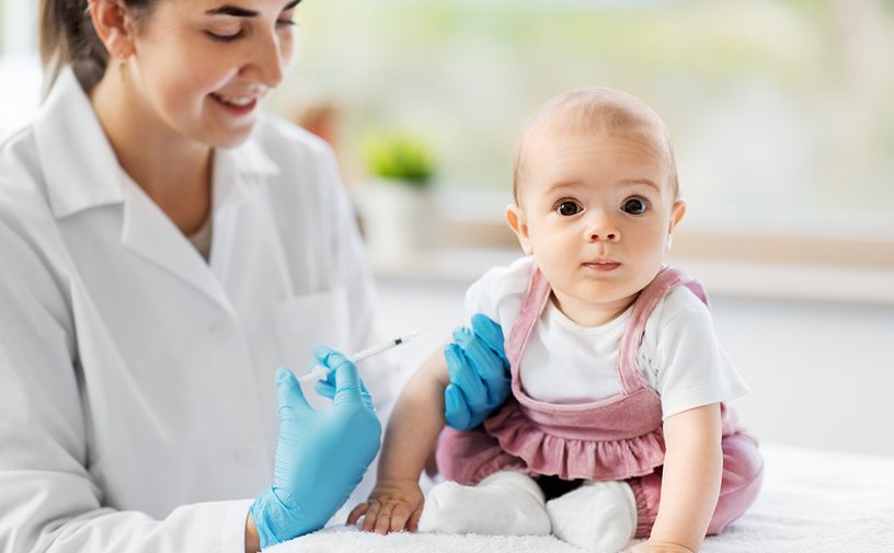 ماهي الحالات التي يمنع فيها تطعيم الطفل