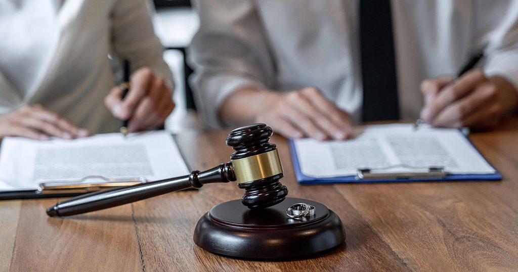 زوجان يمضيان أوراق الطلاق