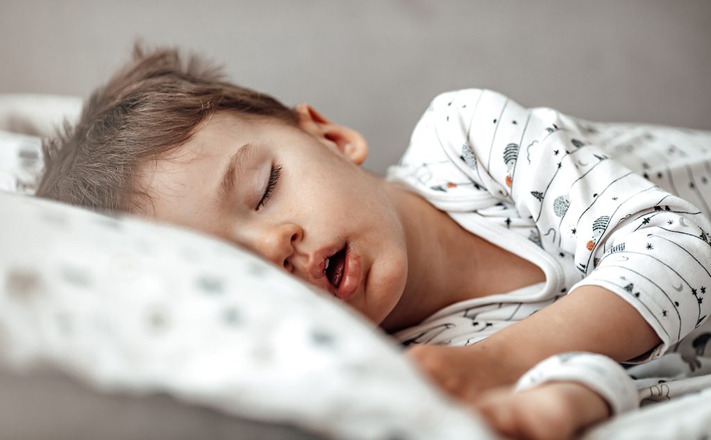 طفل يعاني من الشخير خلال النوم