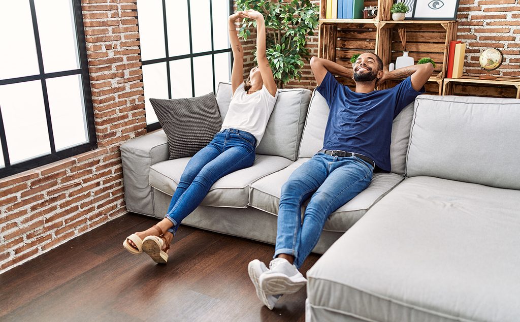 زوجان يجلسان على الكنب المريح