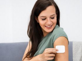 اكتشفي أيهما أفضل لصقات منع الحمل أم الحبوب؟