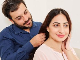 علامات الاهتمام عند الرجل التي تحب كل امرأة معرفتها