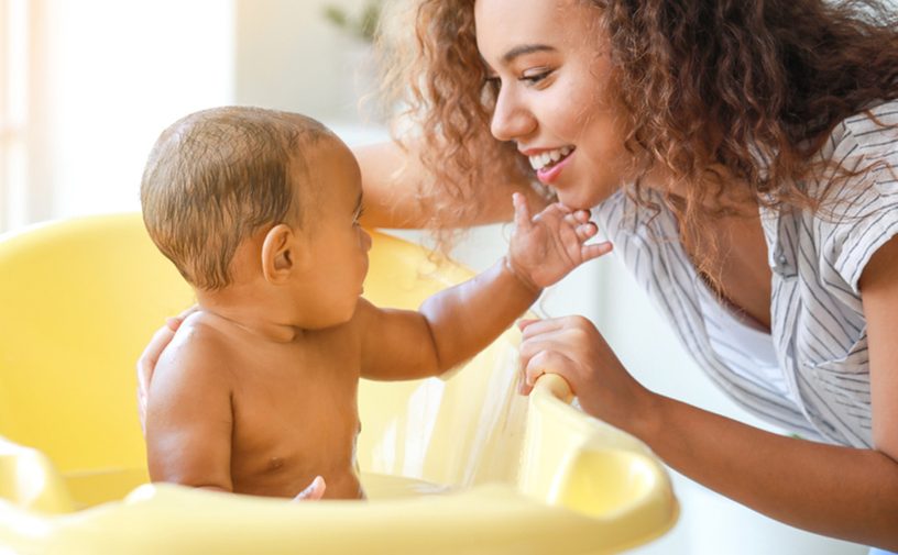 اسفنجة استحمام للأطفال: أصول اختيارها وطرق استعمالها